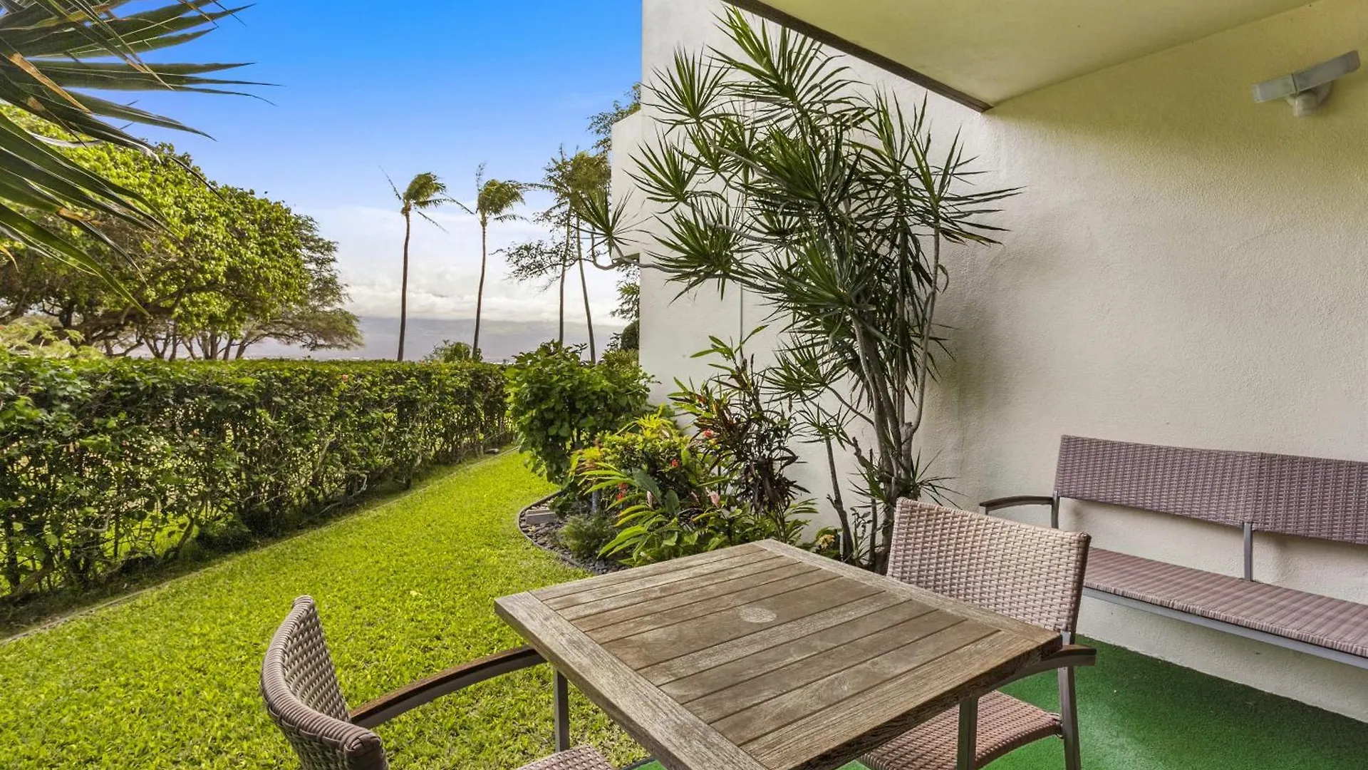 Apartment Modern And Romantic Beach Getaway - Steps To Beach Lsv01 Wailuku