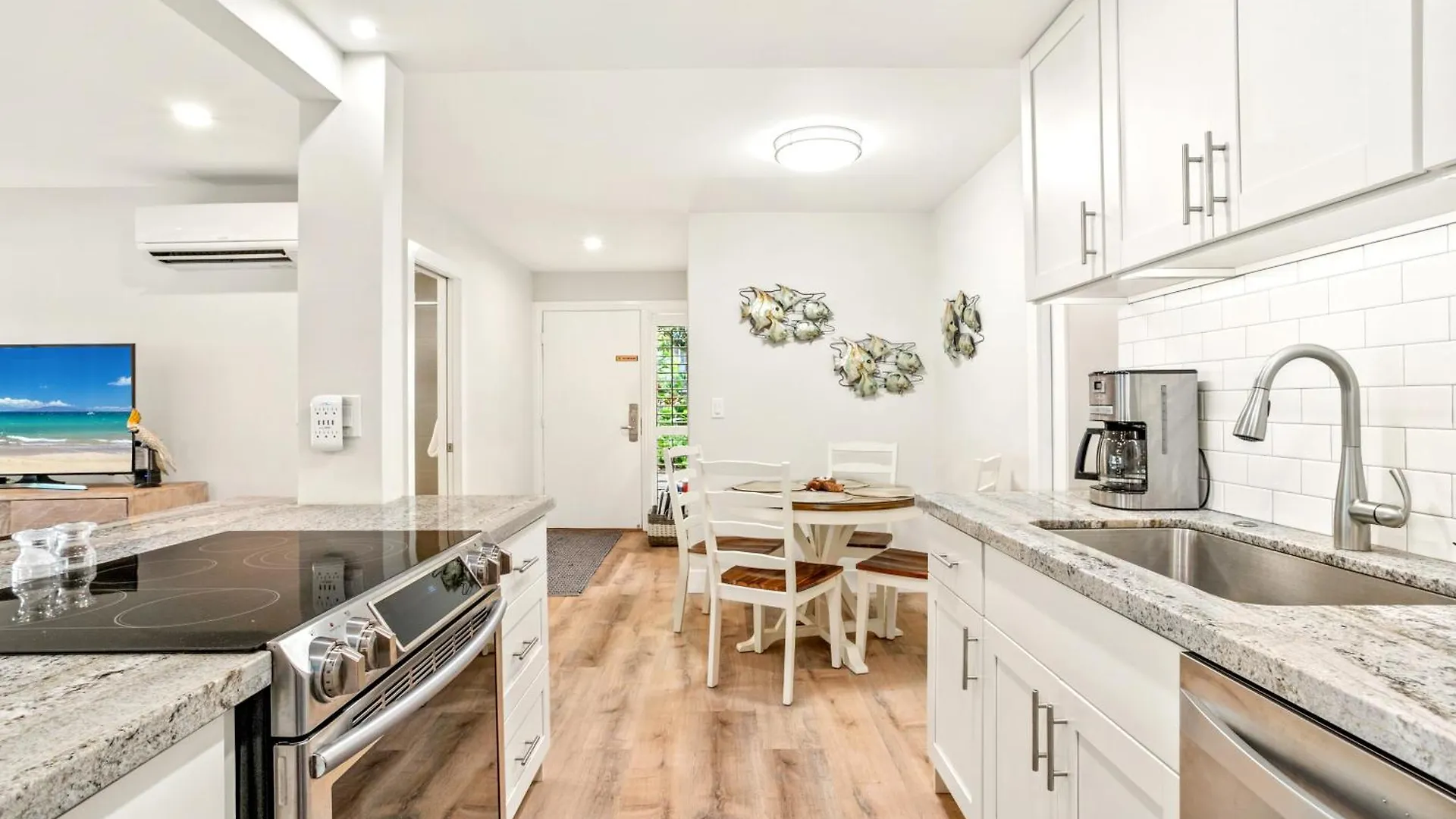 Modern And Romantic Beach Getaway - Steps To Beach Lsv01 Wailuku Apartment