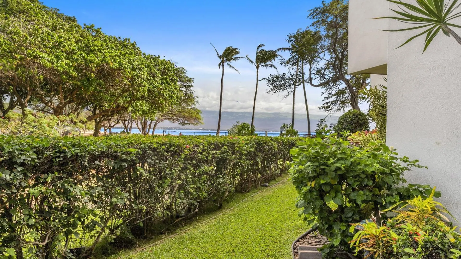 Modern And Romantic Beach Getaway - Steps To Beach Lsv01 Wailuku